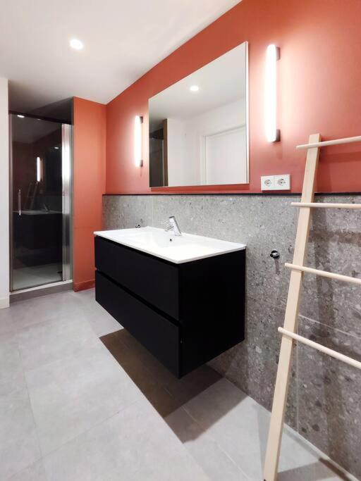 Moderno Apartamento En Terrassa Centro Екстериор снимка