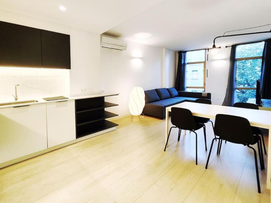 Moderno Apartamento En Terrassa Centro Екстериор снимка